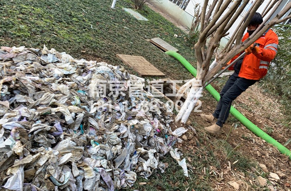 315仙林新村化粪池垃圾清理